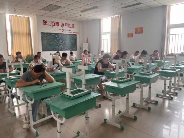 济南成人高考学员考试现场展示